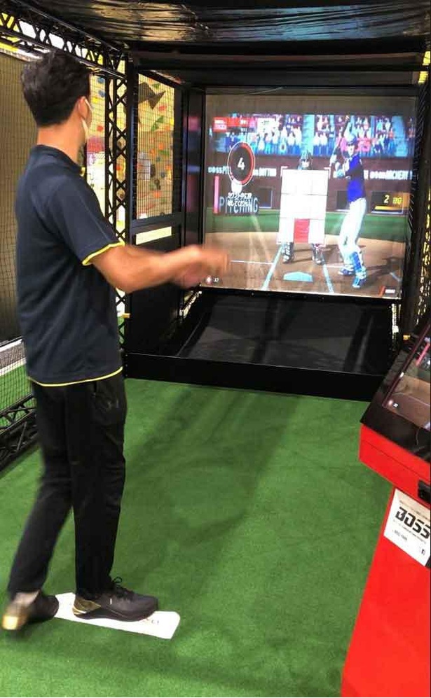 スクリーン上のストライクゾーン内のレッドゾーンにボールを投げて点数を獲得する体感型ピッチングゲーム「BOSSピッチング」