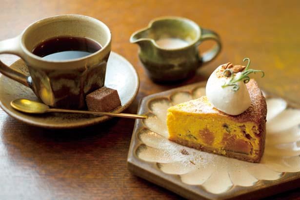 「森のオト」では、野菜メインのランチや自家製ケーキが。写真のケーキは「かぼちゃのチーズケーキ」(610円) / こぞら荘