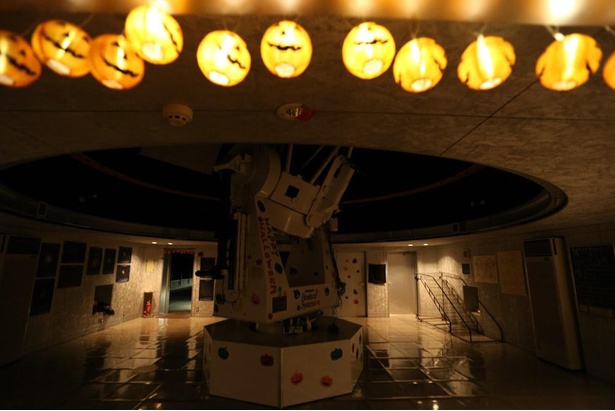 【写真】天文台のまわりにはジャック・オー・ランタンが飾りつけられている