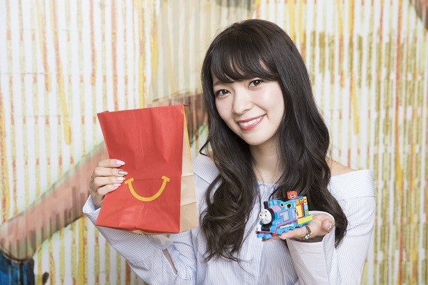 おもちゃ本体とシールが入っており、自分でシールを貼って完成させる。写真はシールをすべて貼った状態