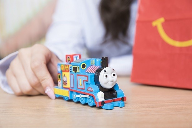 大好きなトーマスが、手の中に！「童心に帰ってコロコロ走らせて遊んでしまう。親戚の子もトーマスが好きなので、今度連れてきてあげたい」(岩根さん)