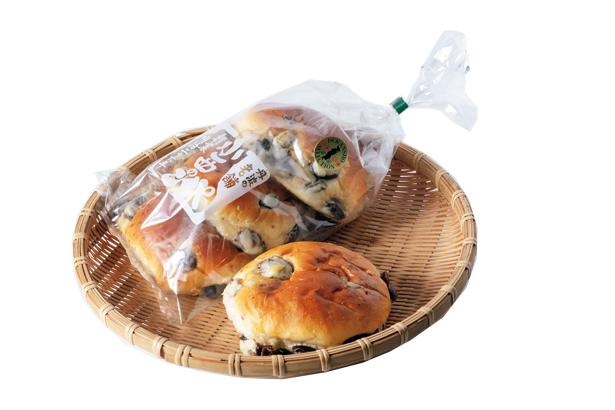 一つ一つ丁寧に毎日焼き上げる「黒豆パン」(600円)は1袋3個入り。甘さ控えめで、黒豆本来の味が楽しめる / 小西のパン