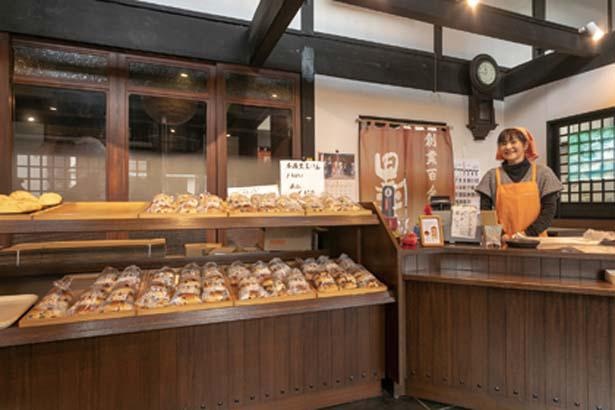 黒豆パンの香ばしさが漂う店内。不定期で販売される「メロンパン」(130円)も要チェック / 小西のパン