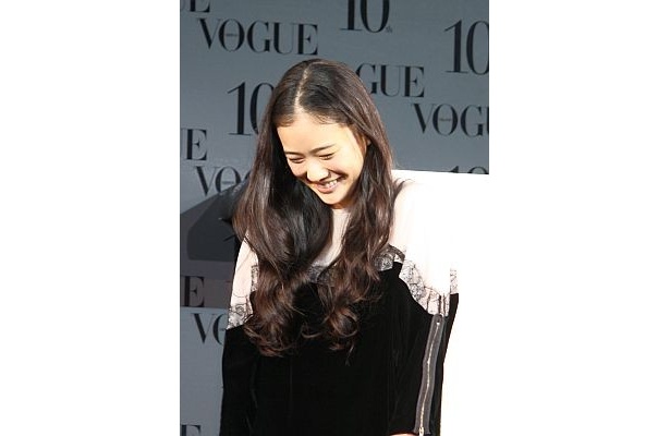 登場シーンで段差につまずき、照れ笑いを浮かべる蒼井さん！