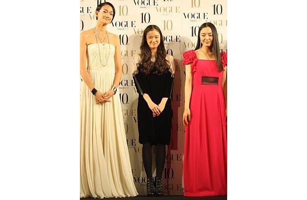 蒼井優さんと、他の受賞者であるモデルの冨永愛さん(左)と女優の仲間由紀恵さん(右)