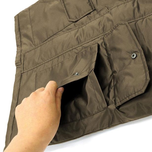 フラップ付きポケットには横からもアクセスできる防寒用のハンドウォーマーが！