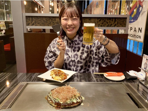 ヒョウ柄とお好み焼きとビール。これぞ大阪スタイルだ！