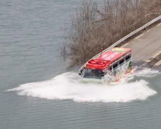 水面を走って観光！群馬県の八ッ場ダムで「水陸両用バスで行くYAMBAダックツアー」が開催中