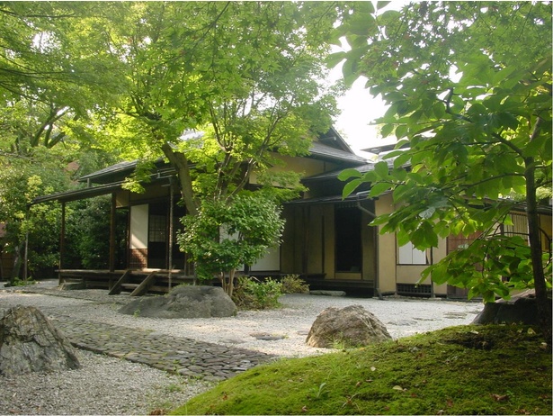 正面に広縁、左脇に玄関、裏に水屋があり、庭に面して自然と一体をなす空間