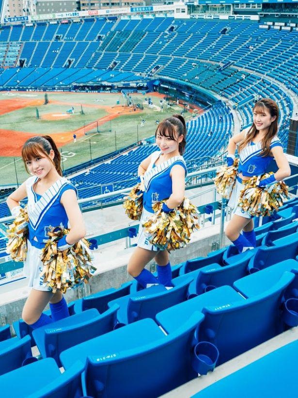 写真左から、Sara(特技：ダンス・絡まったネックレスを解くこと、モットー：自分の機嫌は自分で取る)&Rina(特技：人の名前と顔を覚えること、モットー：自分らしく)&Fuko(特技：バランスボールにずっと乗っている事、モットー：強く生きる！)