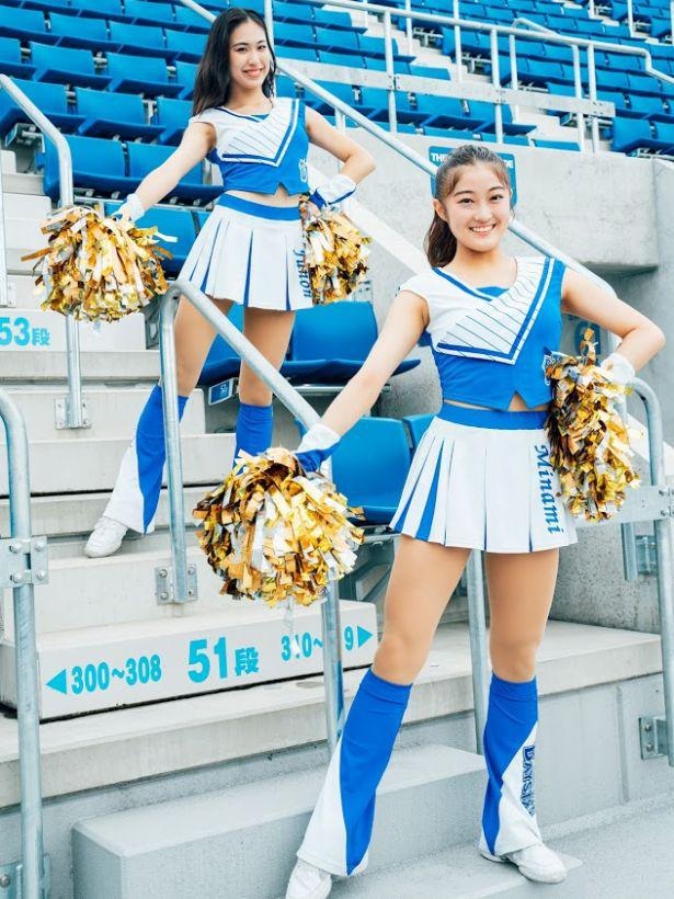写真左から、Junon(特技：アドリブに強い、モットー：辛い時こそ笑顔！)&Minami(特技：側転、モットー：どんな時も優しく、笑顔でいる)