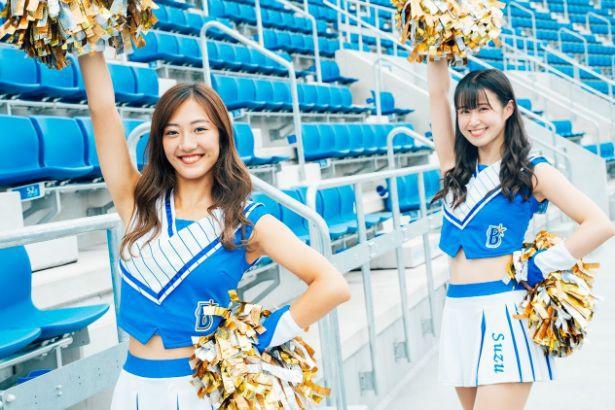 写真左から、Fuka(特技：ダンス、モットー：always smile)＆Suzu(特技：野球のスコアをつけること、モットー：辛くても苦しくても笑顔でいる)