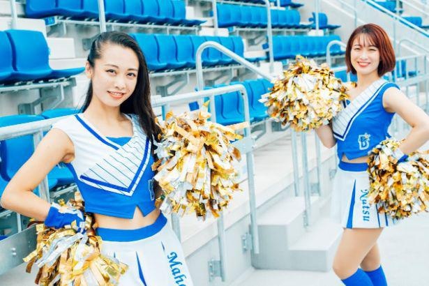 写真左から、Maho(特技：ダンス・裁縫、モットー：work hard play hard 物事を色んな角度から見る)&Natsu(特技：アクロバット、モットー：猪突猛進)