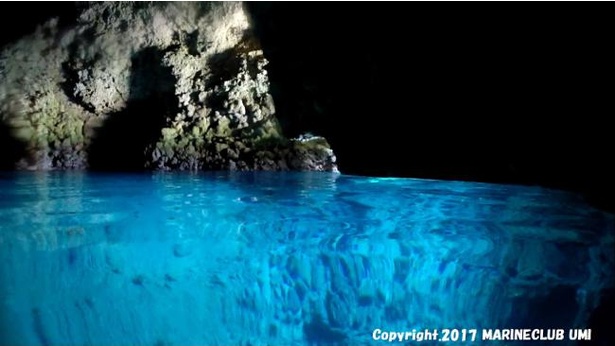水面から放たれる青色の輝きが洞窟内を照らし、幻想的な空間が広がる