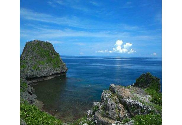 【写真】沖縄百景にもうたわれる景勝地の真栄田岬。海のグラデーションが美しい
