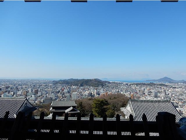 松山城天守最上階からの眺望(西の方角)。瀬戸内海が見渡せる