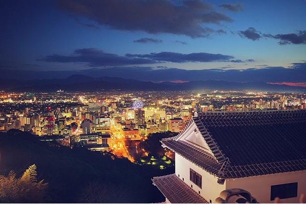 松山城天守最上階からの夜景※夏と秋の天守の夜間特別営業のみ、天守の登楼ができる