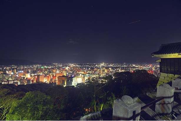 松山城の隠門続櫓横の広場からの夜景