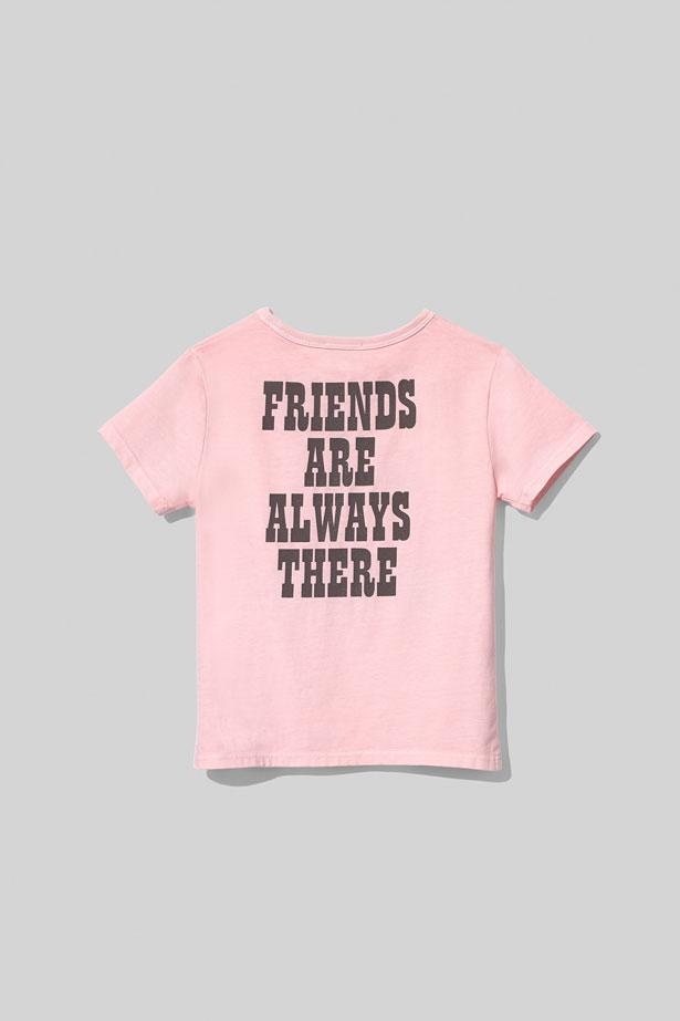 Tシャツのバックには「FRIENDS ARE ALWAYS THERE(友達はいつでもそばにいるよ)」というハートフルなメッセージが添えられている
