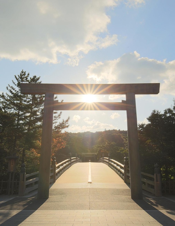 内宮への入口「宇治橋」は、全長101.8メートル、幅8.4メートルで、欄干の上に16個の擬宝珠(ぎぼし)を据えた純日本風そり橋