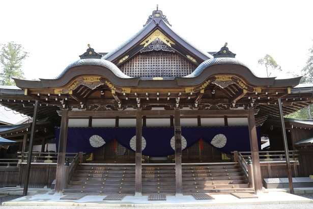 銅板葺(どうはんぶき)の屋根と入母屋造(いりもやづくり)が特徴の内宮神楽殿