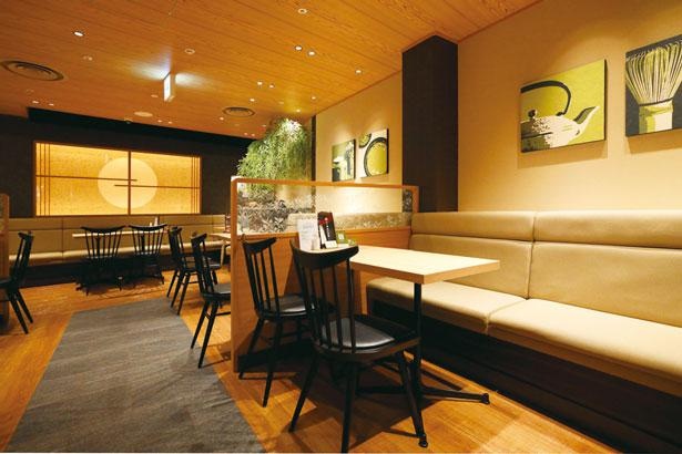京都の街をイメージした店内は落ち着いた空間でゆったりできる。レジカウンターで注文するセルフスタイル/茶匠 清水一芳園 なんば店