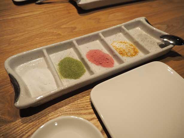 天ぷら用の塩はなんと5種類！通常の塩をはじめ、抹茶、梅、柚子、山椒など天ぷらに合わせて食べ比べるのもおすすめ