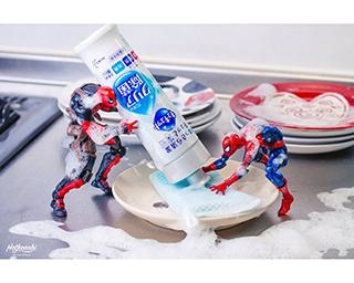 スパイダーマンが皿洗い…！『アイアンマン』俳優もシェアした「オモ写」がすごすぎると話題