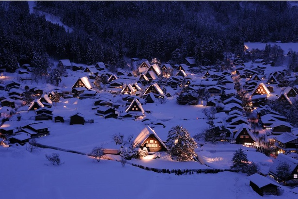 真っ白な雪の中にたたずむ合掌造りの家々と光が作り出す幻想的な世界