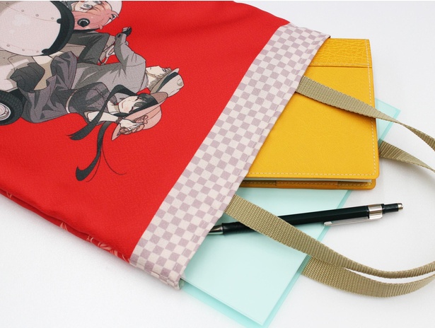 サイズは25×30cm。サブバッグとしてもおすすめだ