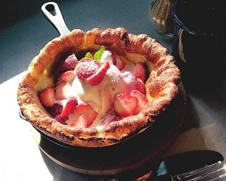 ドイツ発の新感覚スイーツ「ダッチベイビー」が旬ないちご味に