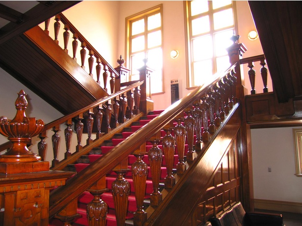 【写真】重厚な雰囲気の中央階段。美しい彫刻がなされた階段の手すりも見どころのひとつ