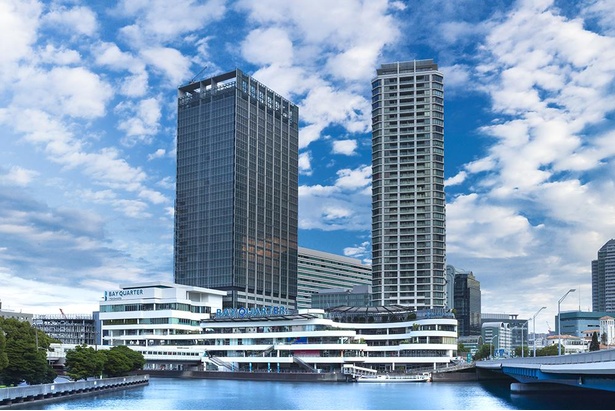 美しい水辺に望む横浜ベイクォーターの外観