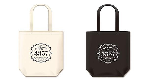 オリジナルグッズのトートバッグはNatural、Blackの2色で普段使いにもぴったり