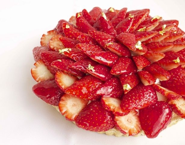 ツヤのある赤色で香りが強く、糖度と酸度が高めで深みのある味わいが楽しめる古都華を使用した「奈良県 平群町産 古都華のケーキ」