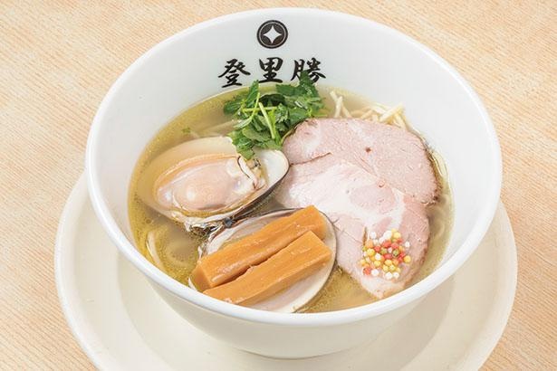 「桑名産はまぐり塩らーめん」(1380円※入荷時期により変動) / らぁめん 登里勝(とりかつ)(三重県桑名市)