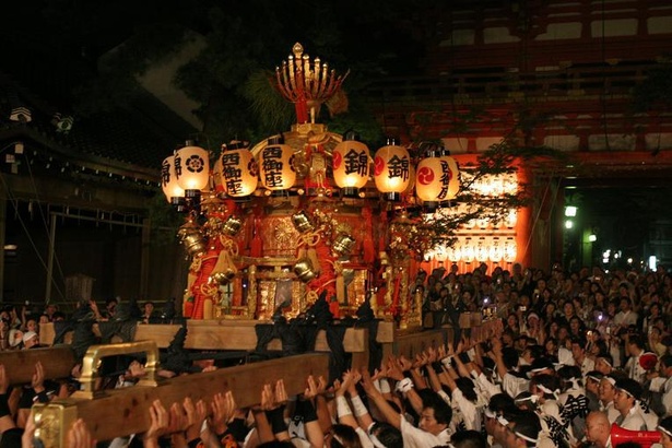 7月24日の夕刻に行われる「還幸祭」では、三基の神輿が御旅所から境内へ戻る