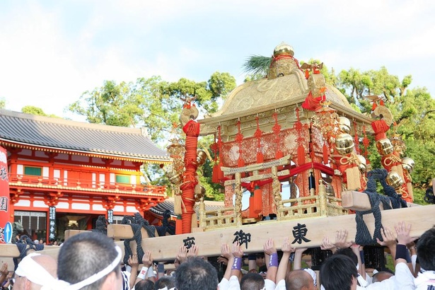 7月17日に行われる「神幸祭」では、三基の神輿が八坂神社から氏子区域を渡御して御旅所(おたびしょ)へ向かう