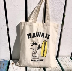 サングラスをしたスヌーピーがデザインされた、ハワイ感満載の「LUCY TOTE - HAWAII」(約2111円※10月5日現在)。縦型トートバッグは使いやすさ◎