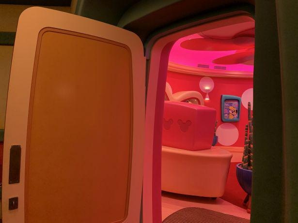 【写真】ドアを開くとピンク色の部屋が出現！スタジオ内の様子を潜入レポート