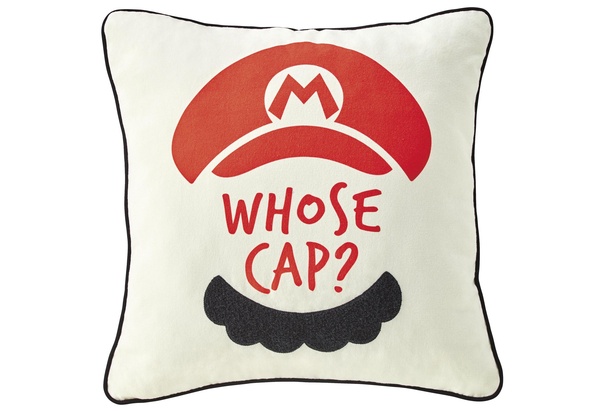 クッションは「WHOSE CAP？」のロゴがカッコイイ！