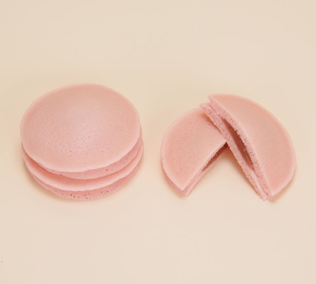 桜餅をイメージしたパンケーキ「もちっとパンケーキ(桜白あん)」(138円)。薄ピンクの生地もキュート！