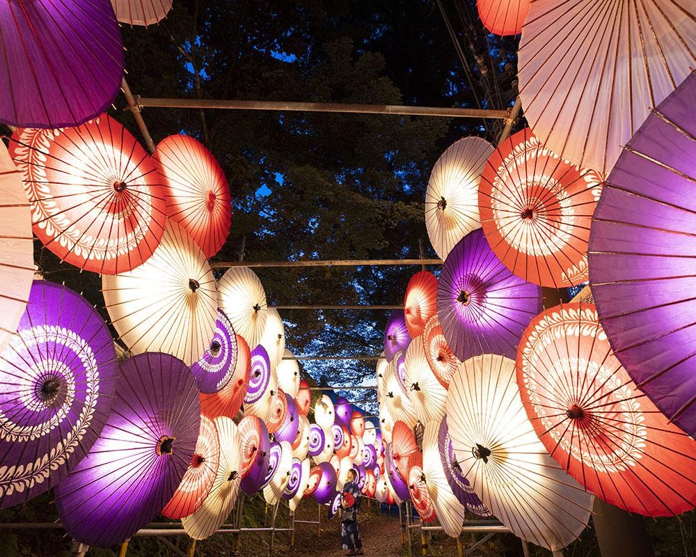 和傘の灯りが雅に輝く、鳥取県西伯郡で「大山の大献灯～和傘灯り～」が開催