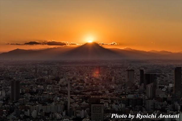 【写真を見る】東京シティビューから撮影された「ダイヤモンド富士」