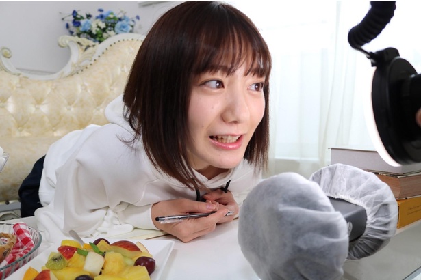 マイクの前でフルーツを食べる近藤真琴さん