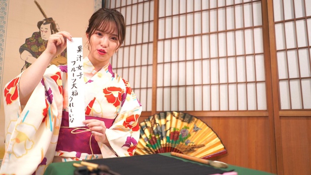 すずりで墨をすって書き初めをする川崎成美さん