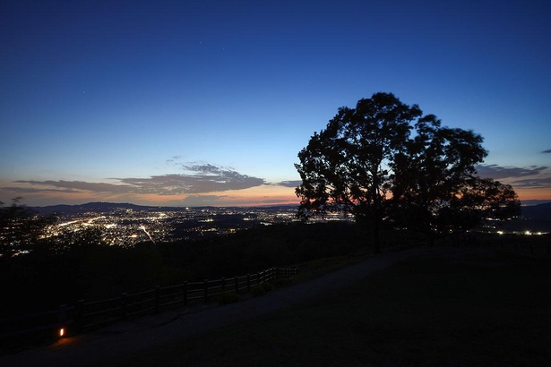 美しい夜景が見渡せる若草山山頂※写真はイメージ