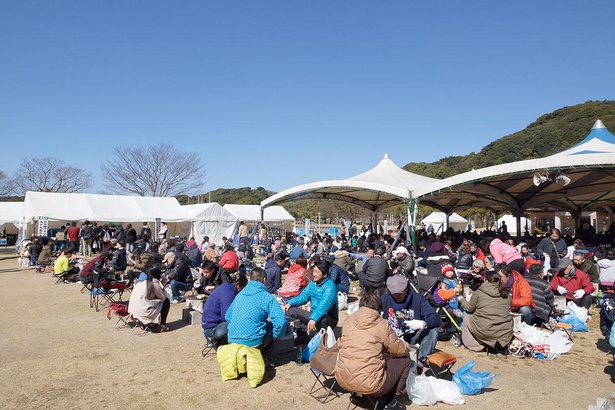 大型テント内外に２５０台の焼き台を設置
