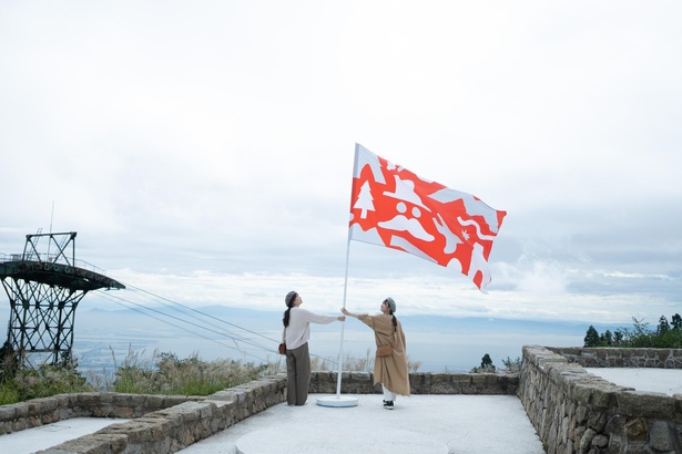 史枝「わたしが縫う景色」(写真はレプリカの旗・六甲ガーデンテラスに展示)