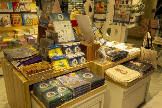 「くまのプーさん」の本やグッズを集めた常設コーナー